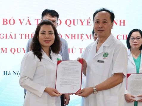 Trao quyết định bổ nhiệm cho ThS. Trịnh Thị Thúy Lan, Phó trưởng phòng Quản lý thiết bị y tế.